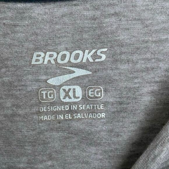 Lot 2 Brooks Run Happy Long Sleeve Shirts XL Spread Cheer Yeti Holiday Graphic - Picture 10 of 11